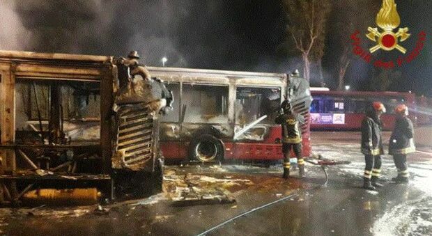 Roma, nuovo bus a fuoco: in fiamme un mezzo Atac sostitutivo della Roma-Lido di Ostia