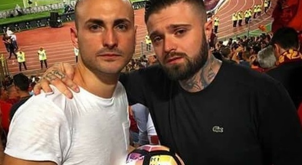 Thomas Lintozzi, a sinistra, con il pallone firmato calciato da Totti