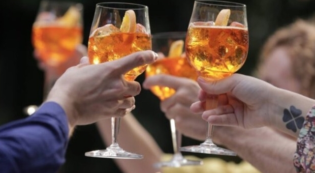 «Niente alcol se hai meno di 40 anni»: l'avvertimento di una nuova ricerca a livello mondiale