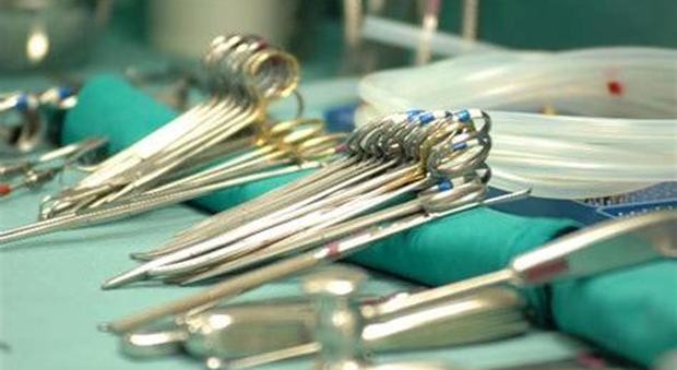 Il chirurgo lava il polmone del paziente con un detersivo, 68enne muore per setticemia