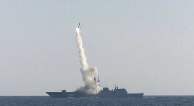 Il lancio del nuovo missile ipersonico Zircon
