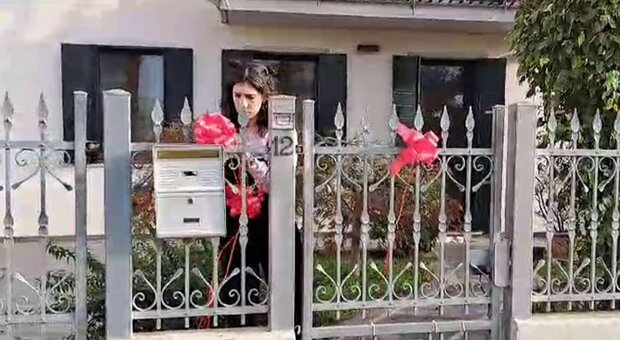 La sorella di Giulia appende i fiocchi rossi al cancello di casa