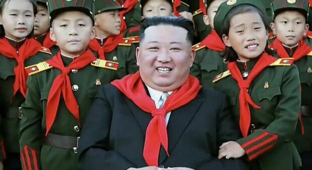 Kim Jong-un star di TikTok: la sua canzone è un successo, ma il testo è una propaganda del regime VIDEO