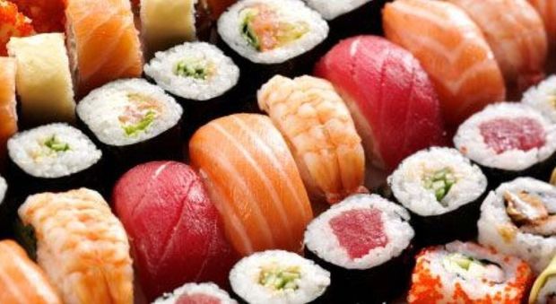 Scarafaggi prima del cenone a base di sushi: chiusura per il ristorante