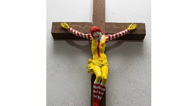 Un clown al posto di Gesù crocifisso, in Israele scoppia la protesta dei patriarchi