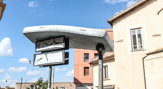 immagine Un materasso in aria a via di S. Giovanni in Laterano
