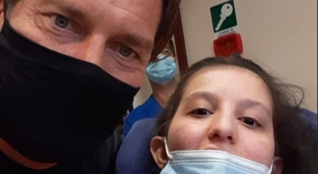 Totti incontra Ilenia Matilli, la ragazza che si è risvegliata dopo 9 mesi di coma grazie alla sua voce