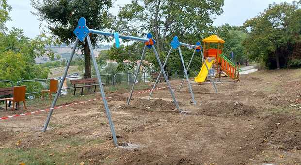 Ancona, i vandali non si fermano: distrutti al parco i giochi dei bambini