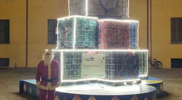 albero di Natale alto 5 metri realizzato con 6mila bottiglie di plastica riciclata: regali e spettacolo nel cortile della Prefettura, tutti i bambini invitati