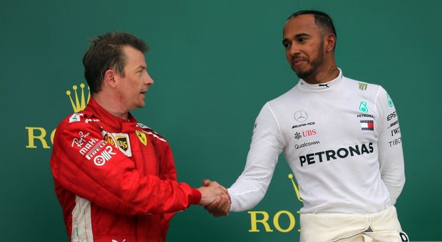 Kimi Raikkonen stringe la mano a Lewis Hamilton sul podio del GP di Baku