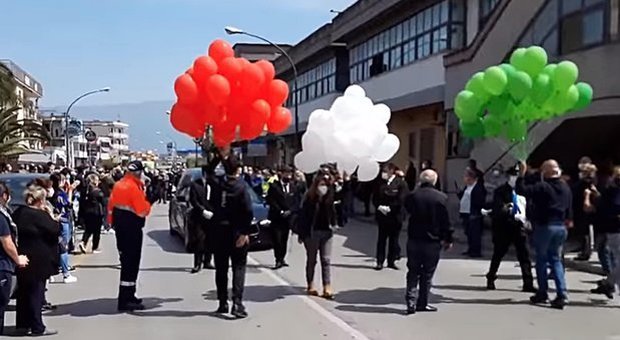 In centinaia a Saviano al funerale del sindaco: De Luca mette la città in quarantena