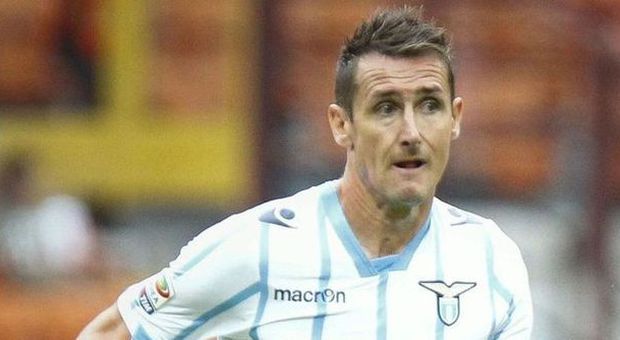Lazio, squadra a riposo ma Klose si allena: l'attaccante al lavoro da solo a Formello