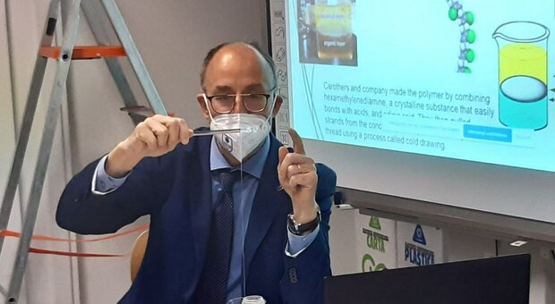 Il rettore Unicam Claudio Pettinari impegnato in una lezione agli studenti