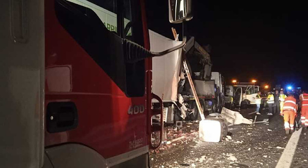 Abruzzo, camion finisce contro un cantiere un autostrada: un morto