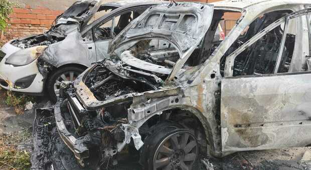 Le carcasse delle due macchine distrutte dalle fiamme