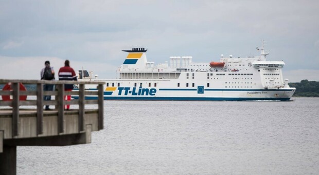 Svezia, traghetto con 75 passeggeri si incaglia e perde carburante in mare