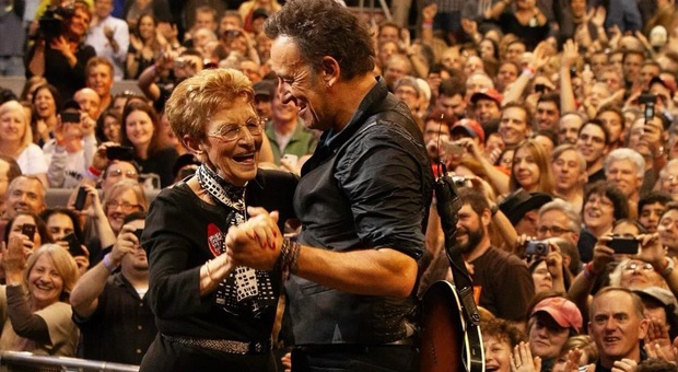 Bruce Springsteen, morta la mamma Adele Zerilli. L'addio del “Boss”: «Troveremo un piccolo rock 'n roll bar, usciremo e balleremo»