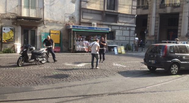 Napoli. Spaventoso impatto tra scooter e auto: lesioni gravi per il centauro
