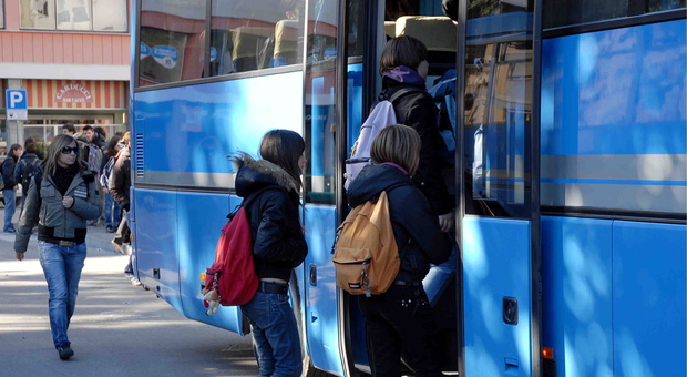 Immigrato aggredisce l'autista del bus e accoltella il carabiniere accorso