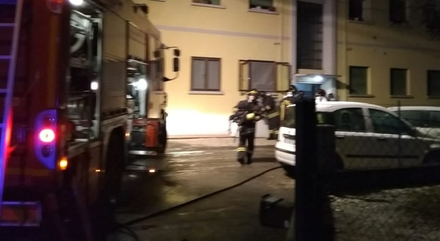 Incendio in una palazzina: tanto fumo, in 12 finiscono in ospedale
