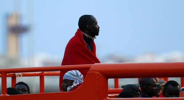 Nave tunisina contro un barcone carico di migranti: «Si temono 30 morti»