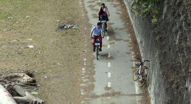 Roma, noleggiano la bici e la lanciano nel Tevere: il video su Instagram