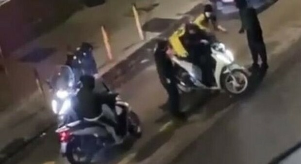 Rider picchiato e rapinato a Napoli, ritrovato lo scooter: fermati due minorenni