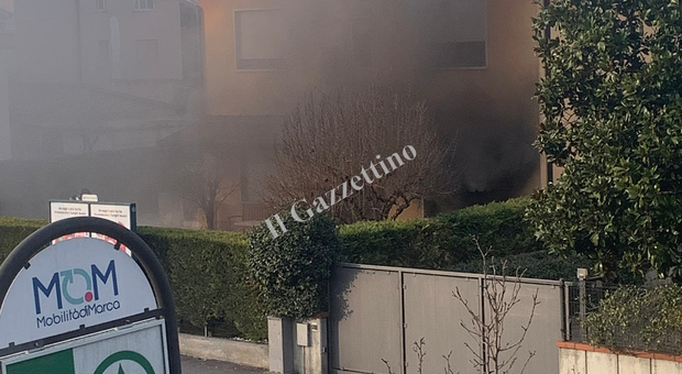 Incendio in una casa di via Castellana a Treviso. Le fiamme partite dal televisione, un intossicato