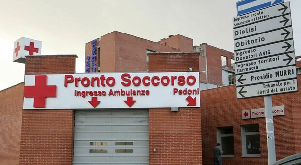 La denuncia di Liguori: «Al pronto soccorso troppi accessi e pazienti parcheggiati nei corridoi»