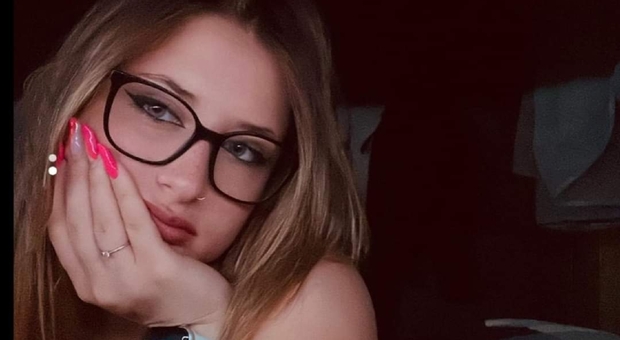 Noemi Roberti, la studentessa morta a 17 anni in un incidente. Dolore e un minuto di silenzio nel suo liceo a Rieti
