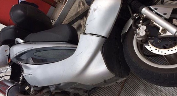 Lo scooter di Luca Todaro che è stato investito da un'auto pirata