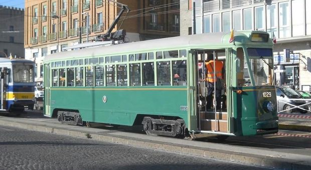 Napoli, tram fermi dopo due anni per quaranta metri: binari nel caos