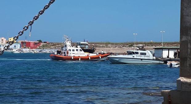 Open Arms, soccorso barcone con 55 migranti: undici trasportati a Lampedusa dalla guardia costiera