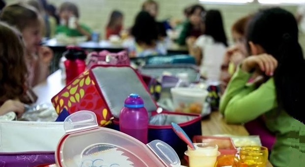 Roma, menu vegano a sorpresa alla mensa scolastica: genitori in rivolta