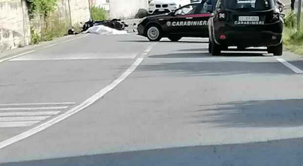 Scontro tra scooter ed auto davanti alle scuole di Fornole, muore operaio di 46 anni
