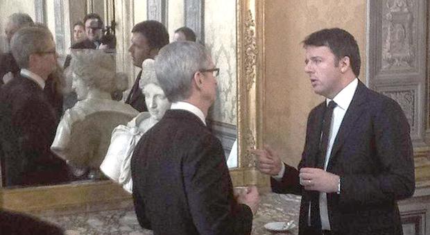 Apple, Tim Cook incontra Renzi: una «tazzulella» di caffè parlando di Napoli