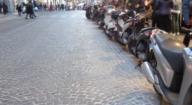 Le moto in sosta selvaggia lungo via Roma, a Napoli