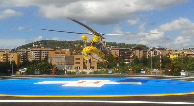 L'elisoccorso atterra davanti all'ospedale di Perugia (foto d'archivio)