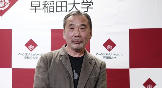Haruki Murakami dona all'Università di Tokyo la sua raccolta di 10 mila vinili