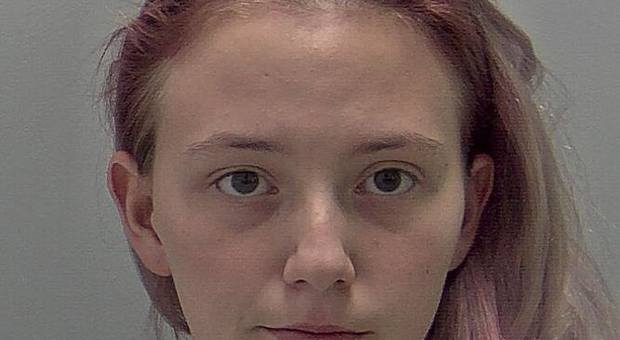 Adolescente si invia sola messaggi con minacce e accusa l'ex di stalking, arrestata