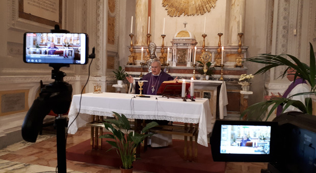 Il vescovo Piemontese per il Covid-19: dalla messa in diretta tv alla preghiera per i defunti della pandemia