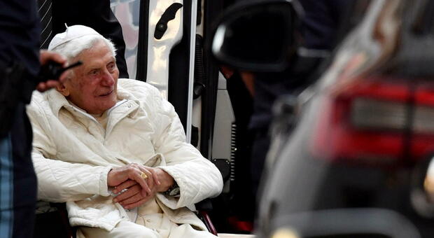 Papa Ratzinger sta meglio e parla della malattia in una lettera