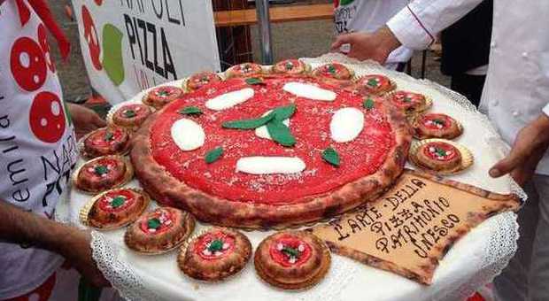Pizzavillage sul lungomare di Napoli