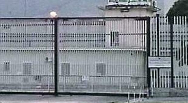 Covid in carcere a Santa Maria: «Celle miste con positivi e negativi»