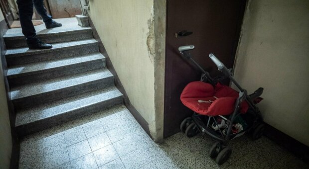 Trovata la madre del neonato abbandonato in un androne a Milano: è una 17enne che ha partorito in un supermercato