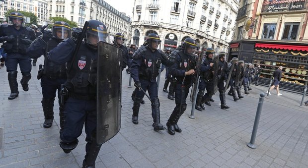 Euro 2016: Scontri a Lille tra ultrà russi e inglesi, 36 arresti della polizia francese
