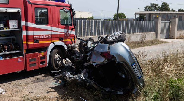 Taranto, scontro frontale tra auto: 6 morti