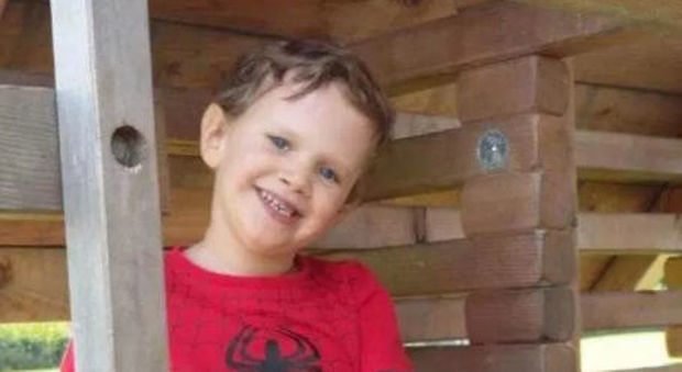 Bimbo di 5 anni soffoca durante il pranzo a scuola e muore in ospedale