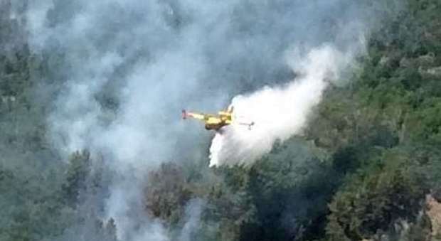 Frosinone, bruciano i monti della Ciociaria: ettari in fumo, in azione elicotteri e canadair