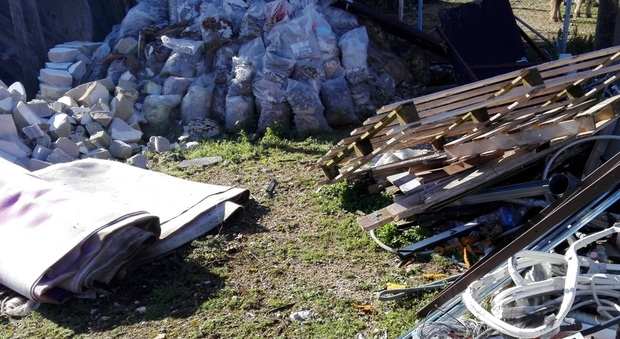 Si disfano dei rifiuti da lavori edili, denunciati dai carabinieri forestali: rischiano un anno di carcere